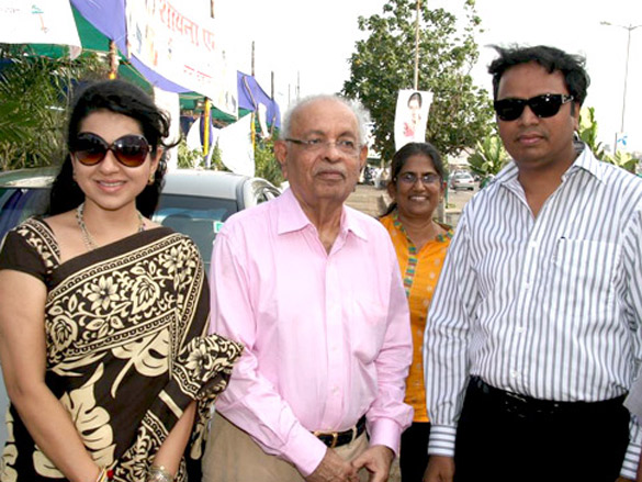 vivek oberoi and shaina nc at a tree plantation drive 7