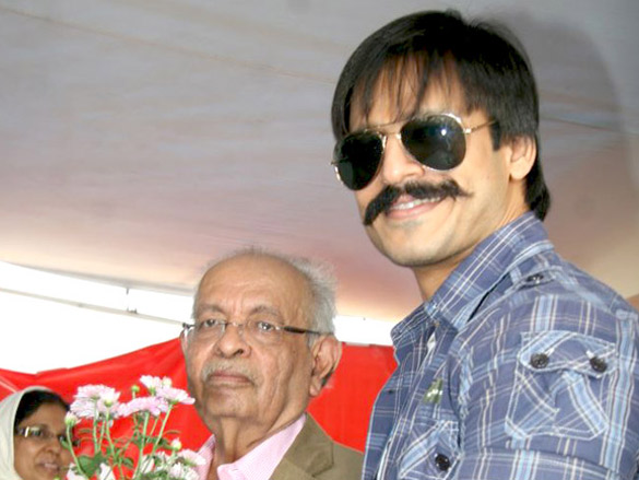 vivek oberoi and shaina nc at a tree plantation drive 9
