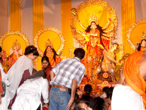 sushmita sen with her adopted daughter alisah attends a durga puja event 4