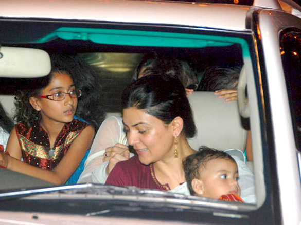 sushmita sen with her adopted daughter alisah attends a durga puja event 7