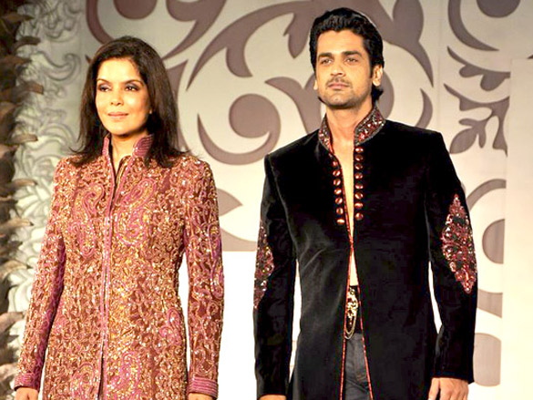 zeenat aman walks for riyaz gangji at aamby valley city india bridal week 2010 5