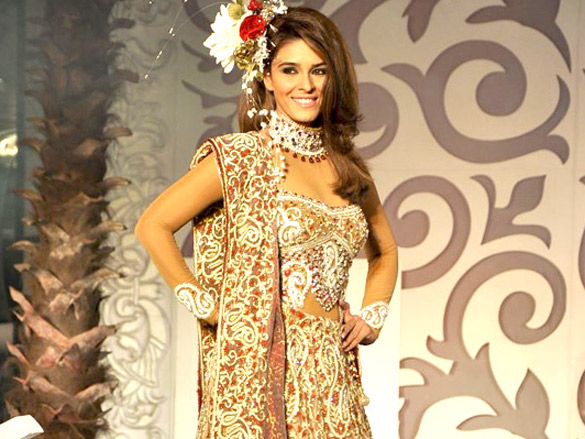 zeenat aman walks for riyaz gangji at aamby valley city india bridal week 2010 6