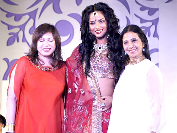 neetu chandra walks for ashima leena at aamby valley city india bridal week 2010 4
