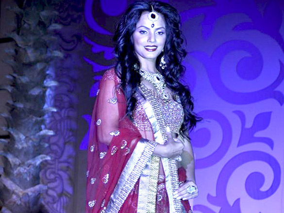 neetu chandra walks for ashima leena at aamby valley city india bridal week 2010 7