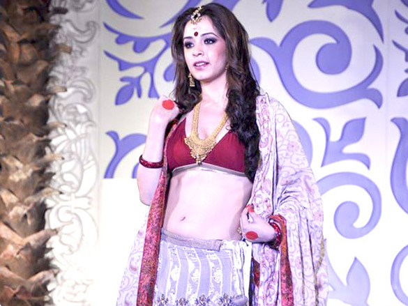 nargis walks for abhishek dutta at aamby valley city india bridal week 2010 7