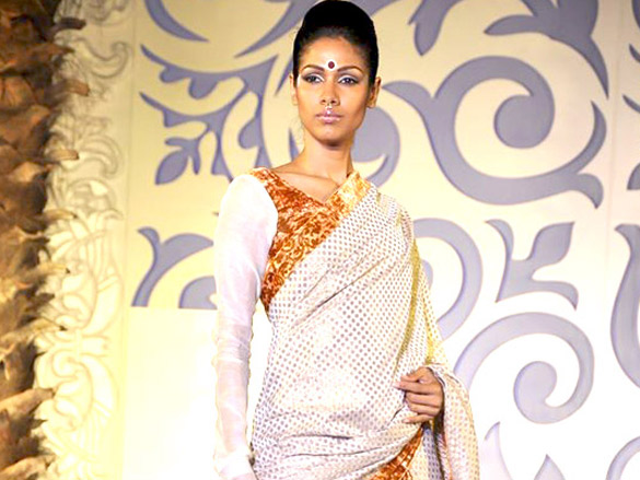 nargis walks for abhishek dutta at aamby valley city india bridal week 2010 8