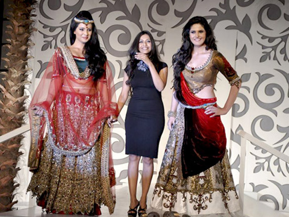 zarine khan and geeta basra walk for sonia gohil at aamby valley city india bridal week 2010 3