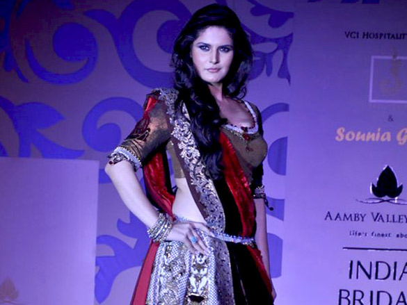 zarine khan and geeta basra walk for sonia gohil at aamby valley city india bridal week 2010 6