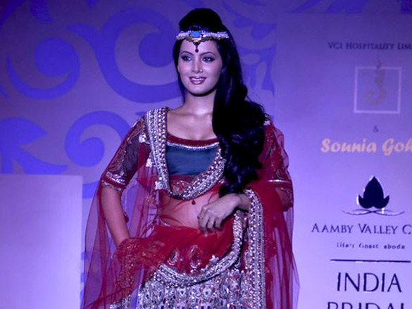 zarine khan and geeta basra walk for sonia gohil at aamby valley city india bridal week 2010 8