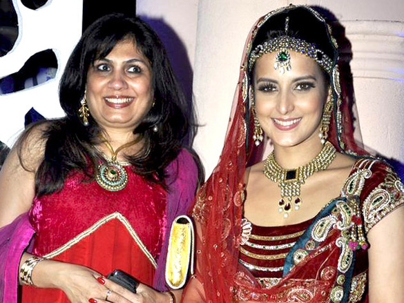 tulip joshi and kashmira shah walk for jaya misra at aamby valley city india bridal week 2010 9