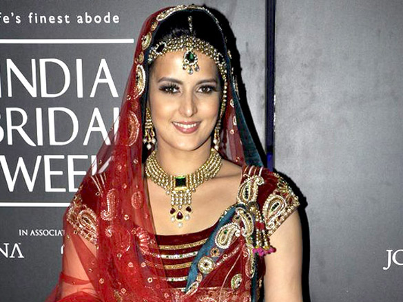tulip joshi and kashmira shah walk for jaya misra at aamby valley city india bridal week 2010 10
