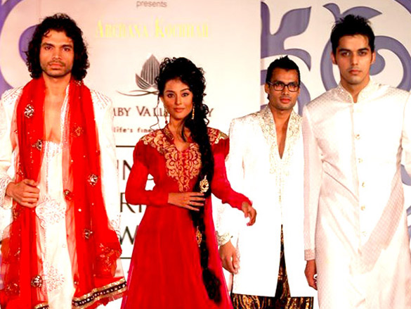 amrita rao walks for archana kocchar at aamby valley city india bridal week 2010 4