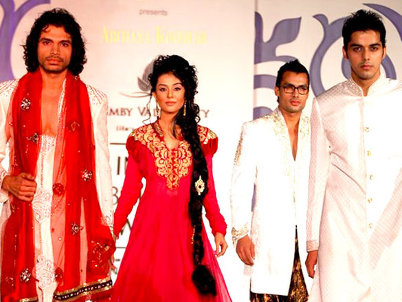 amrita rao walks for archana kocchar at aamby valley city india bridal week 2010 5