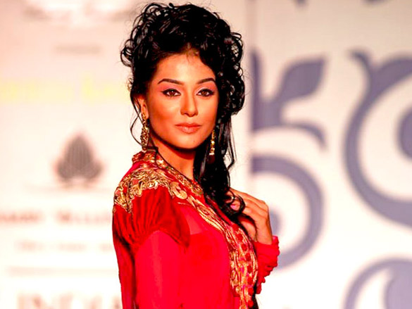 amrita rao walks for archana kocchar at aamby valley city india bridal week 2010 7