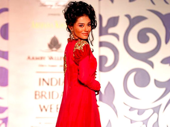 amrita rao walks for archana kocchar at aamby valley city india bridal week 2010 8