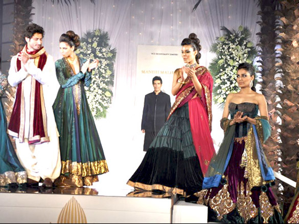 manish malhotras finale show at aamby valley city india bridal week 2010 4