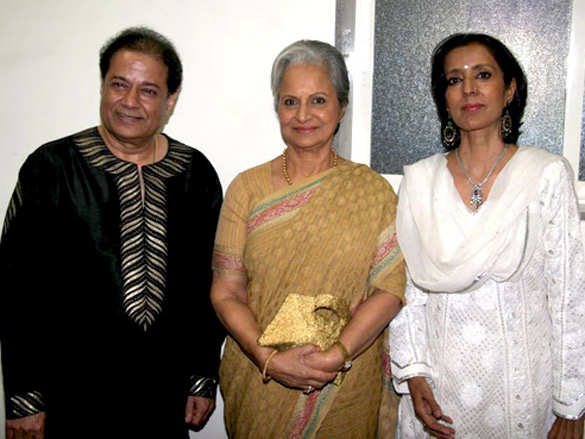 waheeda rehman felicitates anup jalota 4
