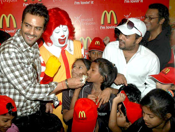 arjun rampal celebrates childrens day with kids at mcdonalds 5