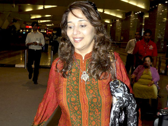 madhuri dixit spotted at mumbai airport 5