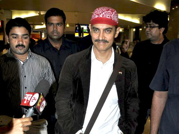 aamir khan snapped with his new hair style and moustache 8