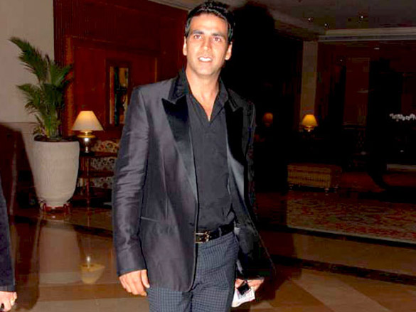akshay and katrina unveil filmfares latest issue 15
