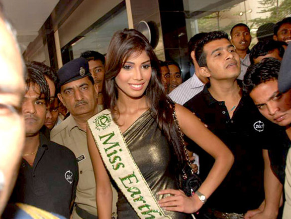 nicole faria arrives at airport after winning miss earth 2010 contest 2