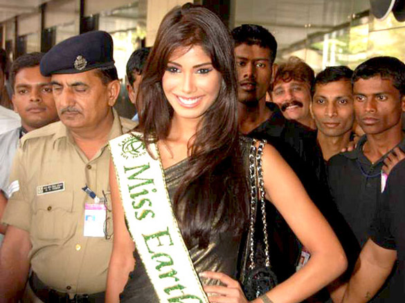 nicole faria arrives at airport after winning miss earth 2010 contest 4