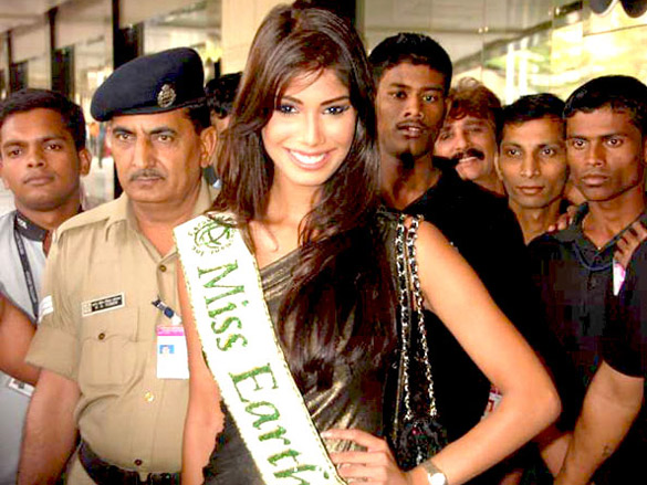 nicole faria arrives at airport after winning miss earth 2010 contest 7