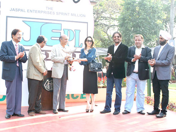 karisma kapoor at derby racing start 3