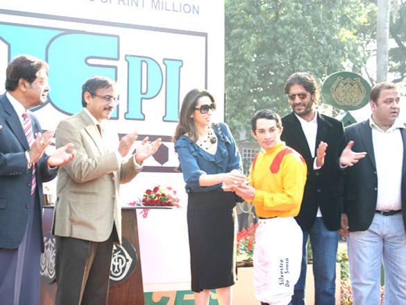 karisma kapoor at derby racing start 4