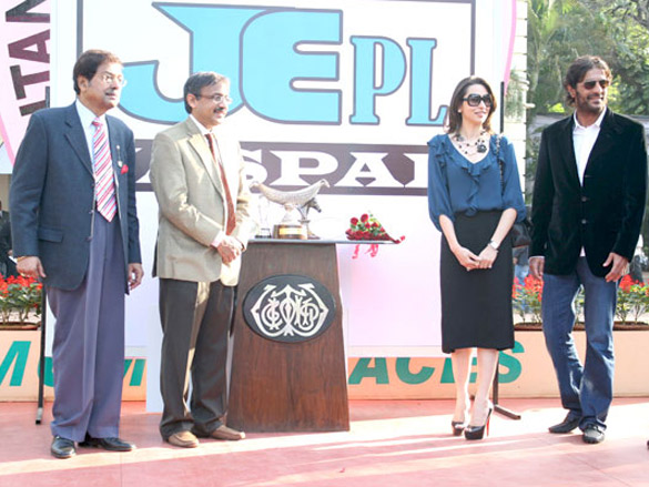 karisma kapoor at derby racing start 5