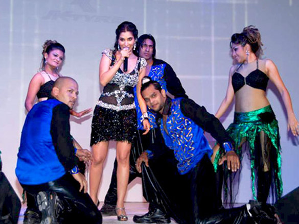 sophie performs live at indian car and bike of the year icoty 2011 awards 2