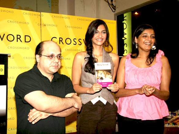 sonam kapoor unveils dog send the story of simba book 3
