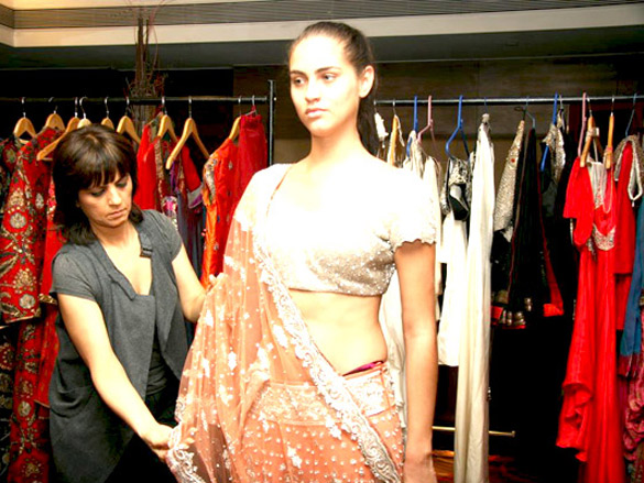 neeta lulla showcases her fittings at amby valley fashion week 7