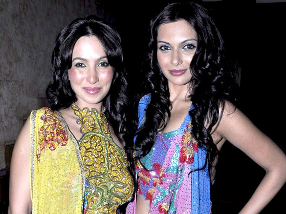 mrinalani sharma and shraddha nigam walk for beenu sehgal 5