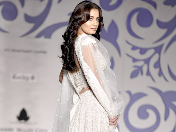 dia mirza walks for rocky s at aamby valley india bridal week 2010 6