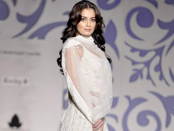 dia mirza walks for rocky s at aamby valley india bridal week 2010 9