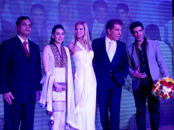 karisma and zeenat aman at manish malhotras fashion show 4