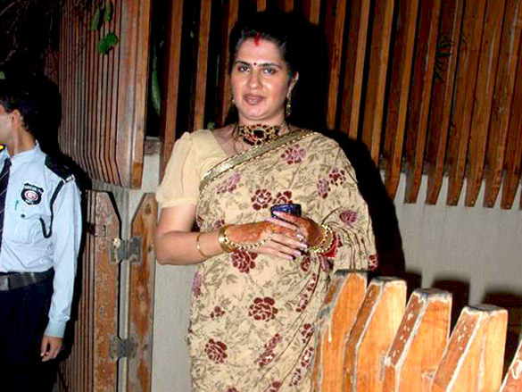 shilpa shetty and raveena at david dhawans karva chauth celebrations 13