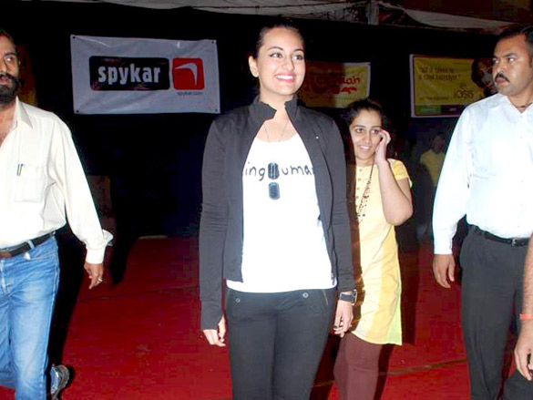 sonakshi sinha attends mmk college fest akarshan 9