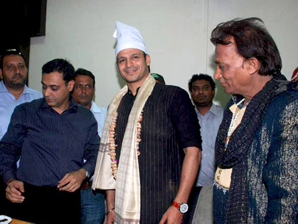 vivek oberoi visits mahim darga 7