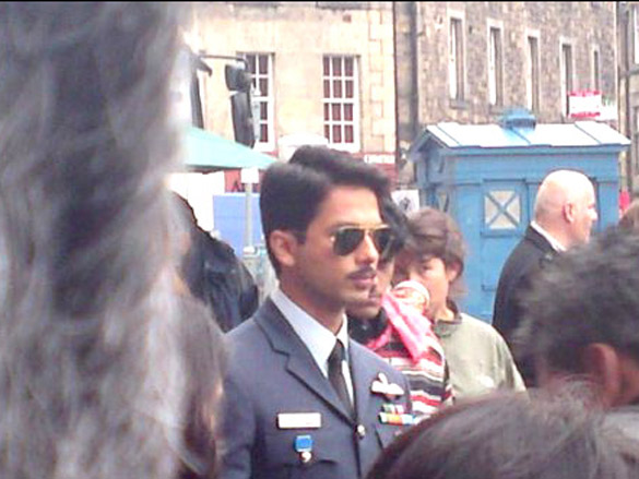 on the sets of mausam 8