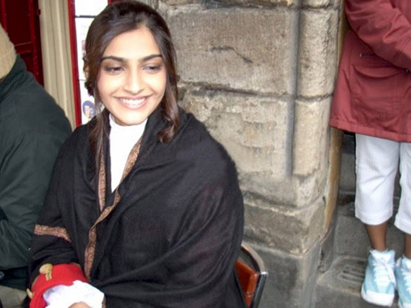 on the sets of mausam 9