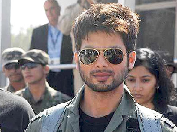 on the sets of mausam 11