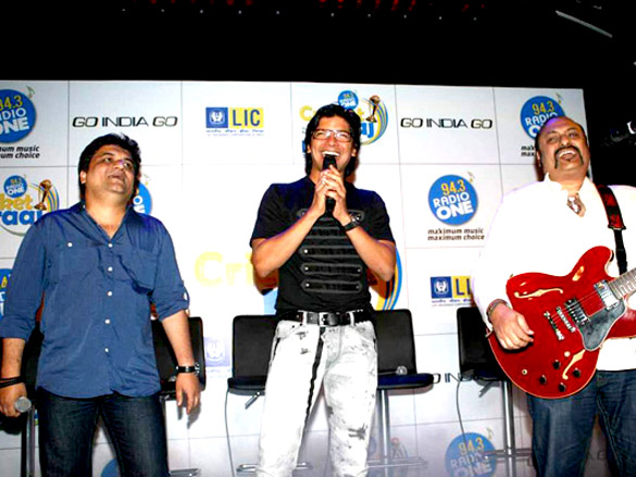 shaan and leslie at the launch of 94 3 radio one cricket raaj anthem 6