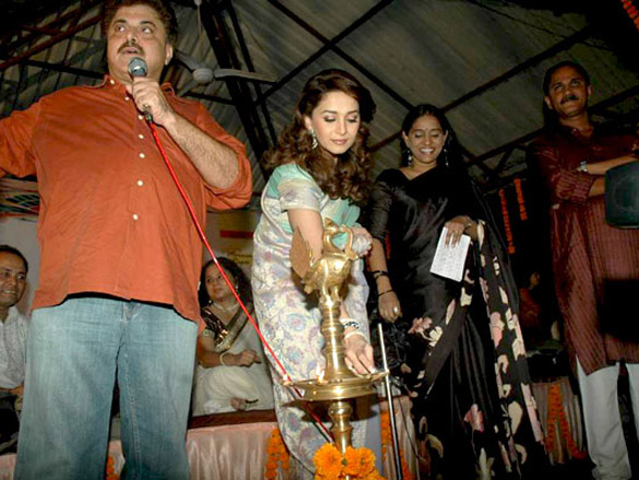 madhuri at hamara juhu festival 2