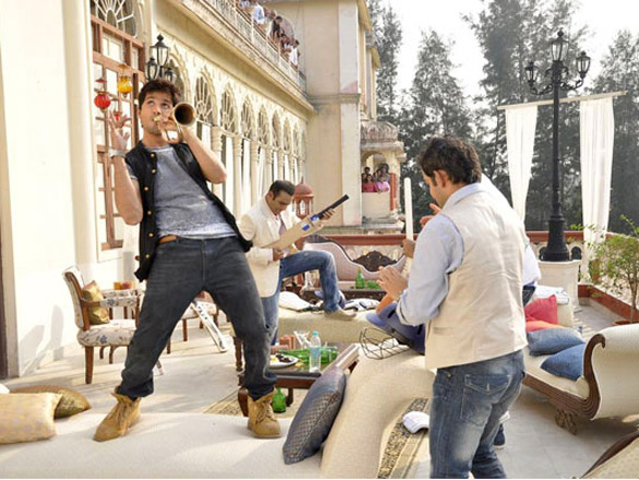 shahid kapoor and genelia shoot tvc for colgate maxfresh 4