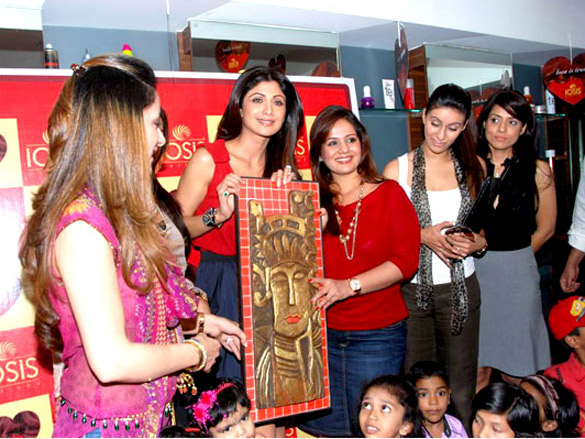 shilpa shetty at iosis event with underprivileged children 3