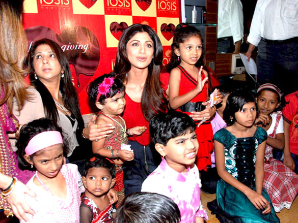 shilpa shetty at iosis event with underprivileged children 6