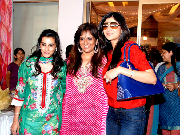 shilpa shetty and amrita arora at araish exhibition 2